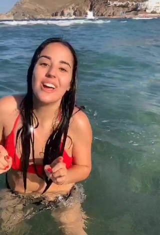 5. Caliente Laura López Con Sujetador De Bikini En El Mar