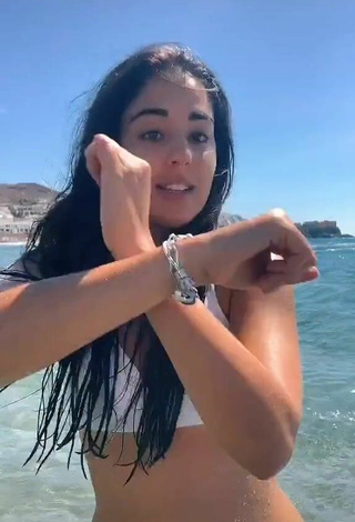 2. Hermosa Laura López Con Sujetador De Bikini En El Mar