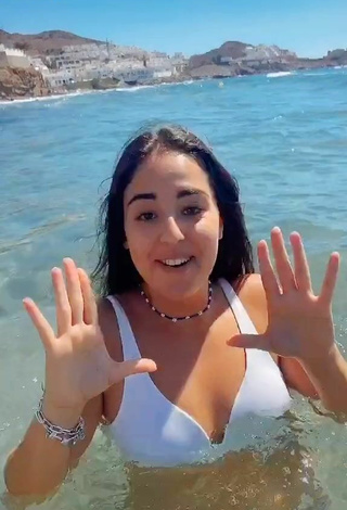 Sexy Laura López con Sujetador de Bikini en el mar