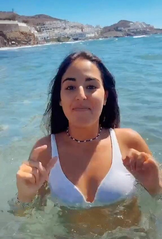 2. Sexy Laura López Con Sujetador De Bikini En El Mar