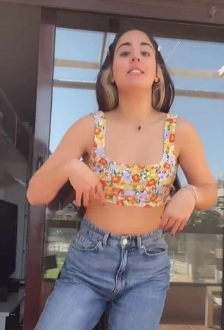 Caliente Laura López con Top Corto Rayas Floral