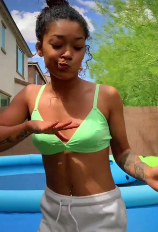 5. Sexy Leilani Green Con Sujetador De Bikini En La Piscina