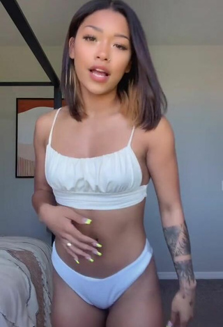 Caliente Leilani Green con Bikini Blanco