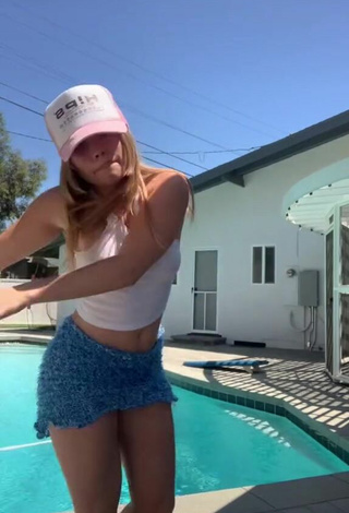 5. Sexy Lexee Smith Con Top Corto Blanco En La Piscina