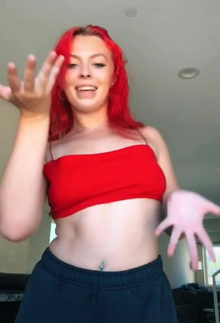 Más caliente Lexi Nitz con Top Corto Rojo