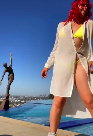 2. Sexy Lexi Nitz Con Bikini Amarillo En La Piscina