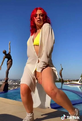 3. Sexy Lexi Nitz Con Bikini Amarillo En La Piscina