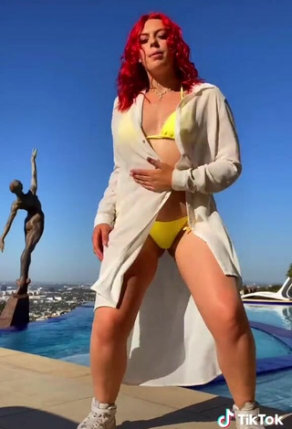 4. Sexy Lexi Nitz Con Bikini Amarillo En La Piscina