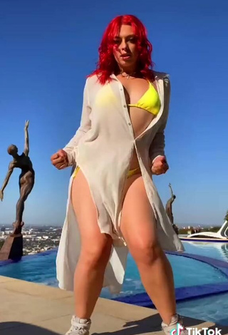 5. Sexy Lexi Nitz Con Bikini Amarillo En La Piscina