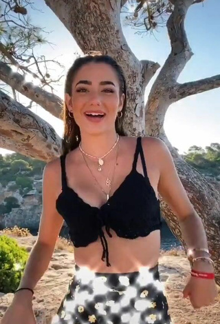 3. Hermosa Lola Moreno Marco Con Top Corto Negro En La Playa