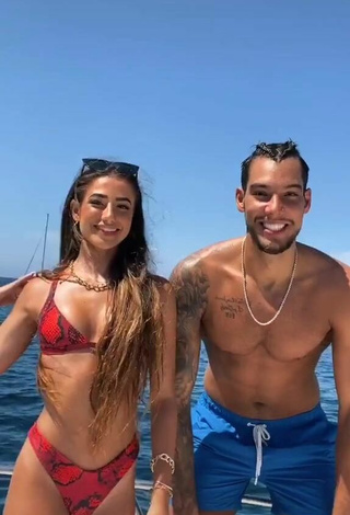 2. Lola Moreno Marco Con Sensuales Bikini Serpiente En Un Barco