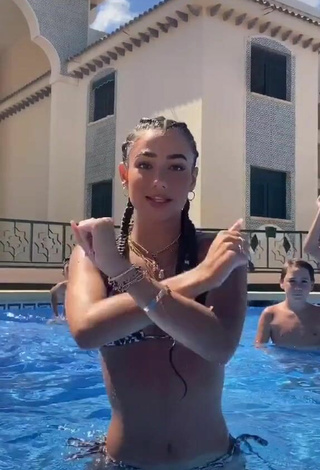 2. Atractiva Lola Moreno Marco Con Provocativos Bikini Leopardo En La Piscina