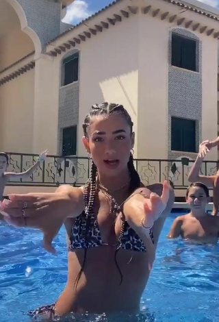 3. Atractiva Lola Moreno Marco Con Provocativos Bikini Leopardo En La Piscina