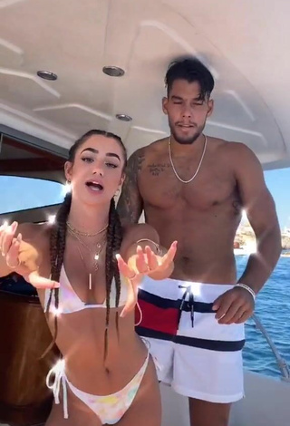 3. Cariño Lola Moreno Marco Con Sensuales Bikini En Un Barco