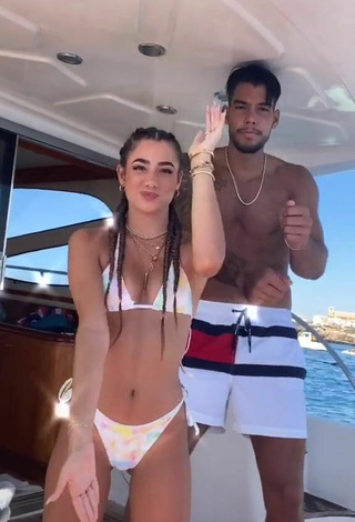 4. Cariño Lola Moreno Marco Con Sensuales Bikini En Un Barco