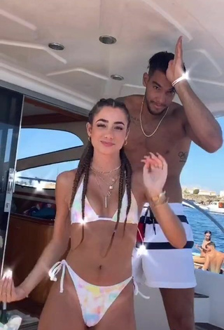 5. Cariño Lola Moreno Marco Con Sensuales Bikini En Un Barco