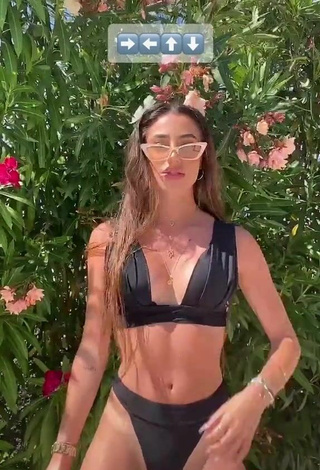 4. Erótica Lola Moreno Marco Con Bikini Negro