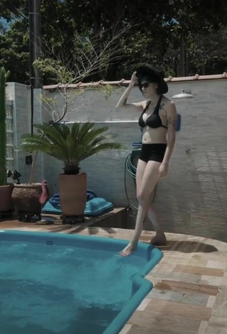 Sexy Luara Reisinger con Bikini Negro en la piscina