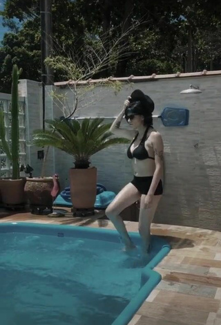 2. Sexy Luara Reisinger Con Bikini Negro En La Piscina