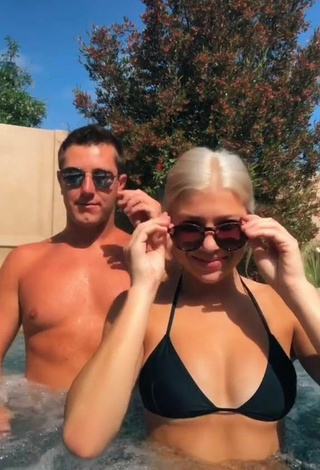 Hermosa Makena Cain con Sujetador de Bikini en la piscina