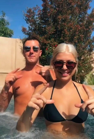 2. Hermosa Makena Cain Con Sujetador De Bikini En La Piscina