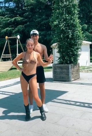 2. Sexy Marta Losito Con Sujetador De Bikini En Una Calle