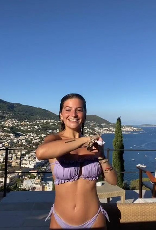 2. Hermosa Marta Losito Con Bikini Morado En El Balcón