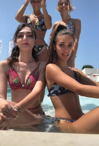 2. Más Caliente Arianna & Aurora Con Bikini En La Piscina