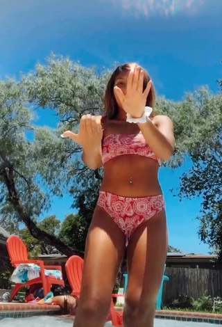 2. Caliente Meagan Garcia Con Bikini En La Piscina