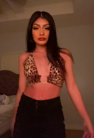 Caliente Meagan Garcia con Top Corto Leopardo