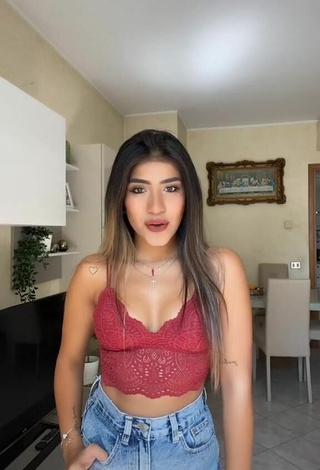 Más caliente Melissa Tejada con Top Corto Rojo