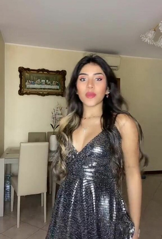 Caliente Melissa Tejada con Vestido Plata