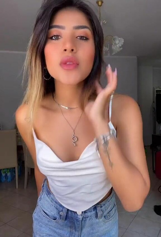 Sexy Melissa Tejada con Top Corto Blanco