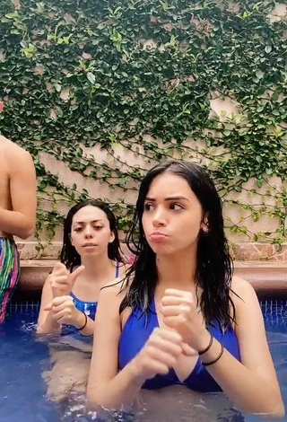 Sexy Melissa Vidales con Sujetador de Bikini en la piscina