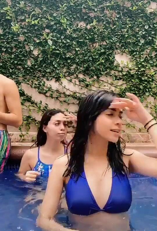 4. Sexy Melissa Vidales Con Sujetador De Bikini En La Piscina