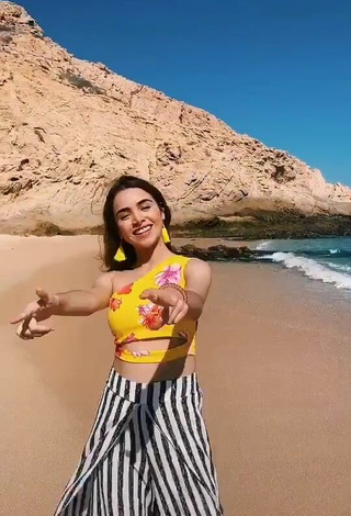 Hermosa Melissa Vidales con Top Corto Floral en la playa