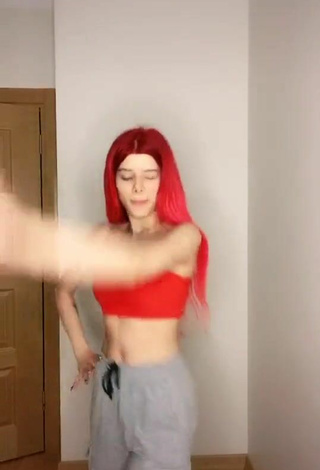 Más caliente Merve Yalçın con Top Corto Rojo