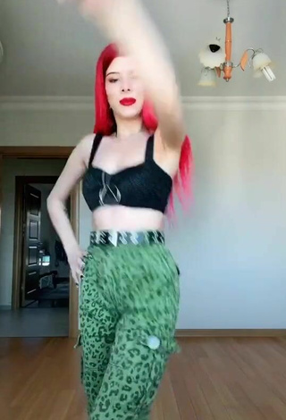 Bonita Merve Yalçın con Top Corto Negro