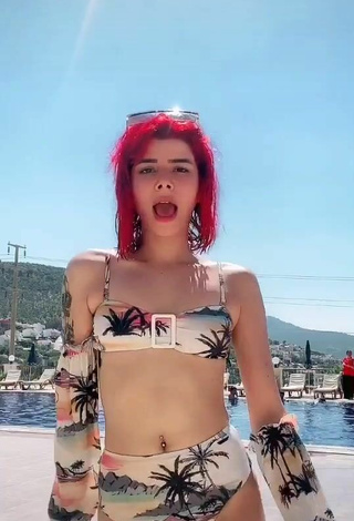 Adorable Merve Yalçın con Bikini en la playa