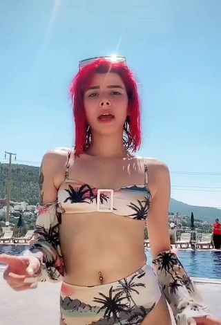 2. Adorable Merve Yalçın Con Bikini En La Playa