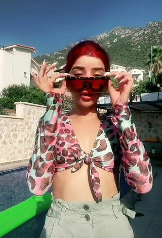 3. Atractiva Merve Yalçın Con Seductores Top Corto Leopardo