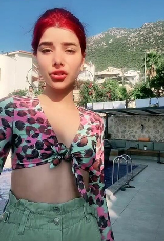 Hermosa Merve Yalçın con Top Corto Leopardo en la piscina