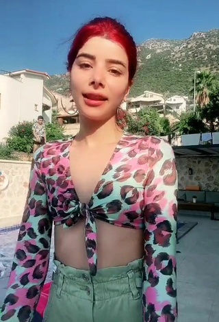 2. Hermosa Merve Yalçın Con Top Corto Leopardo En La Piscina