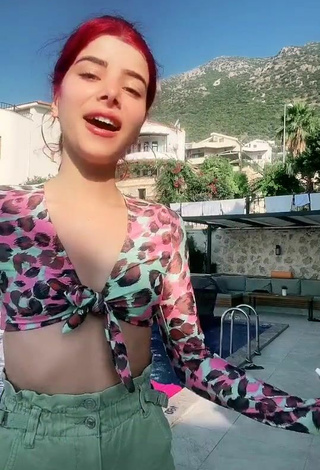 3. Hermosa Merve Yalçın Con Top Corto Leopardo En La Piscina