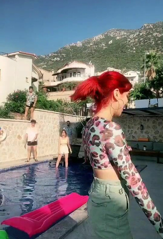 4. Hermosa Merve Yalçın Con Top Corto Leopardo En La Piscina