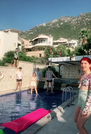 5. Hermosa Merve Yalçın Con Top Corto Leopardo En La Piscina