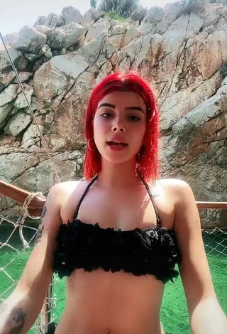 Más caliente Merve Yalçın con Bikini Negro