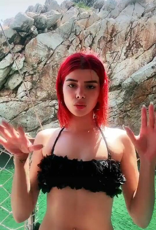 2. Más Caliente Merve Yalçın Con Bikini Negro