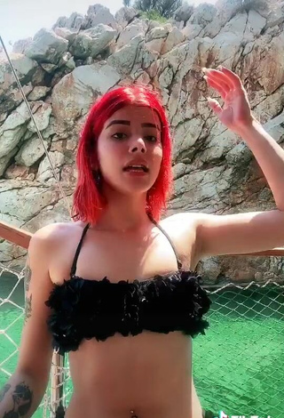 4. Más Caliente Merve Yalçın Con Bikini Negro