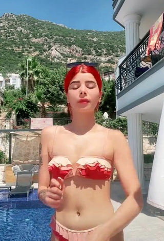 Caliente Merve Yalçın con Bikini en la piscina